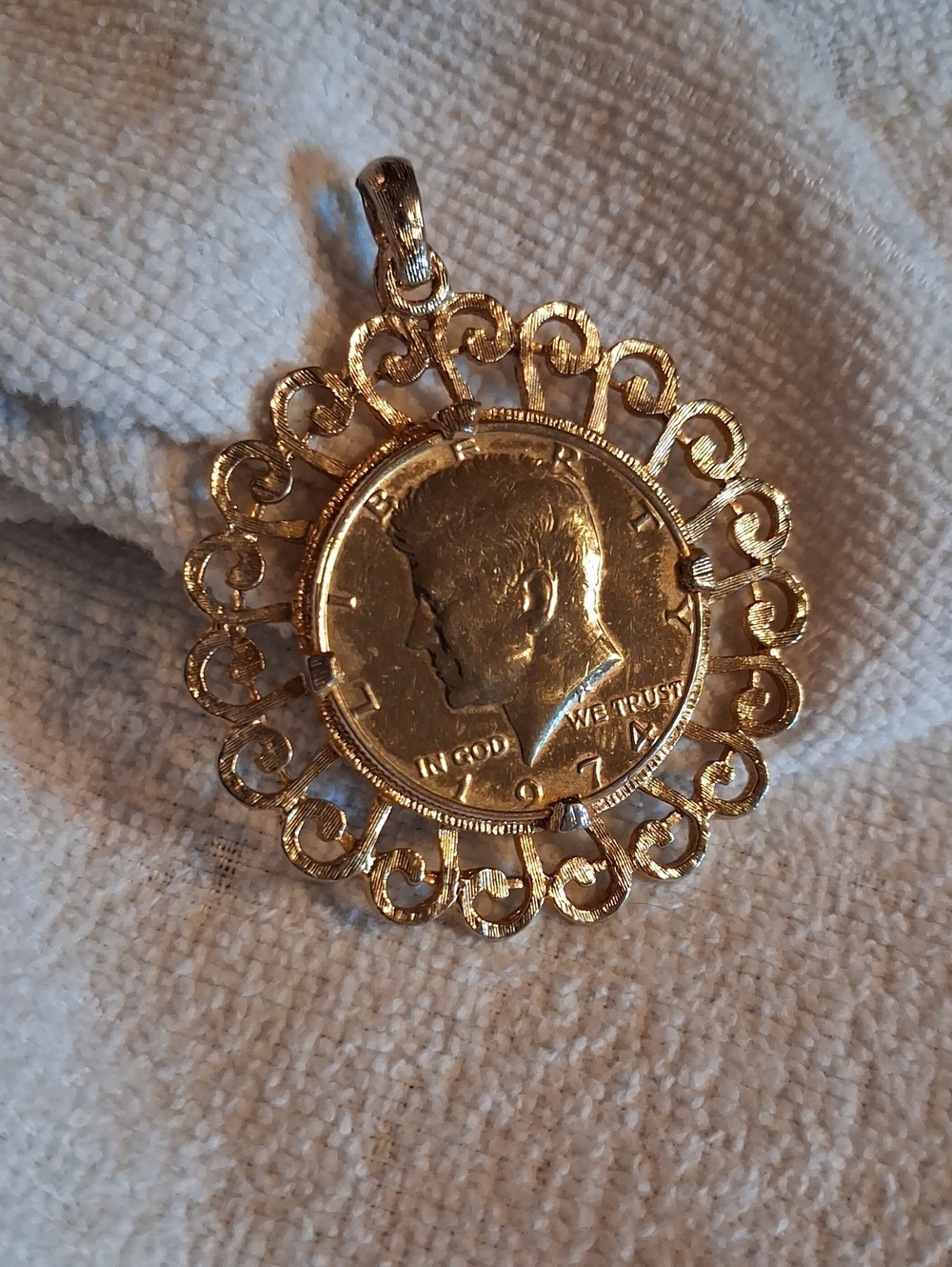 Vintage- Gold Tone Coin Pendant Necklace 1974 Kenndy Half Dollar